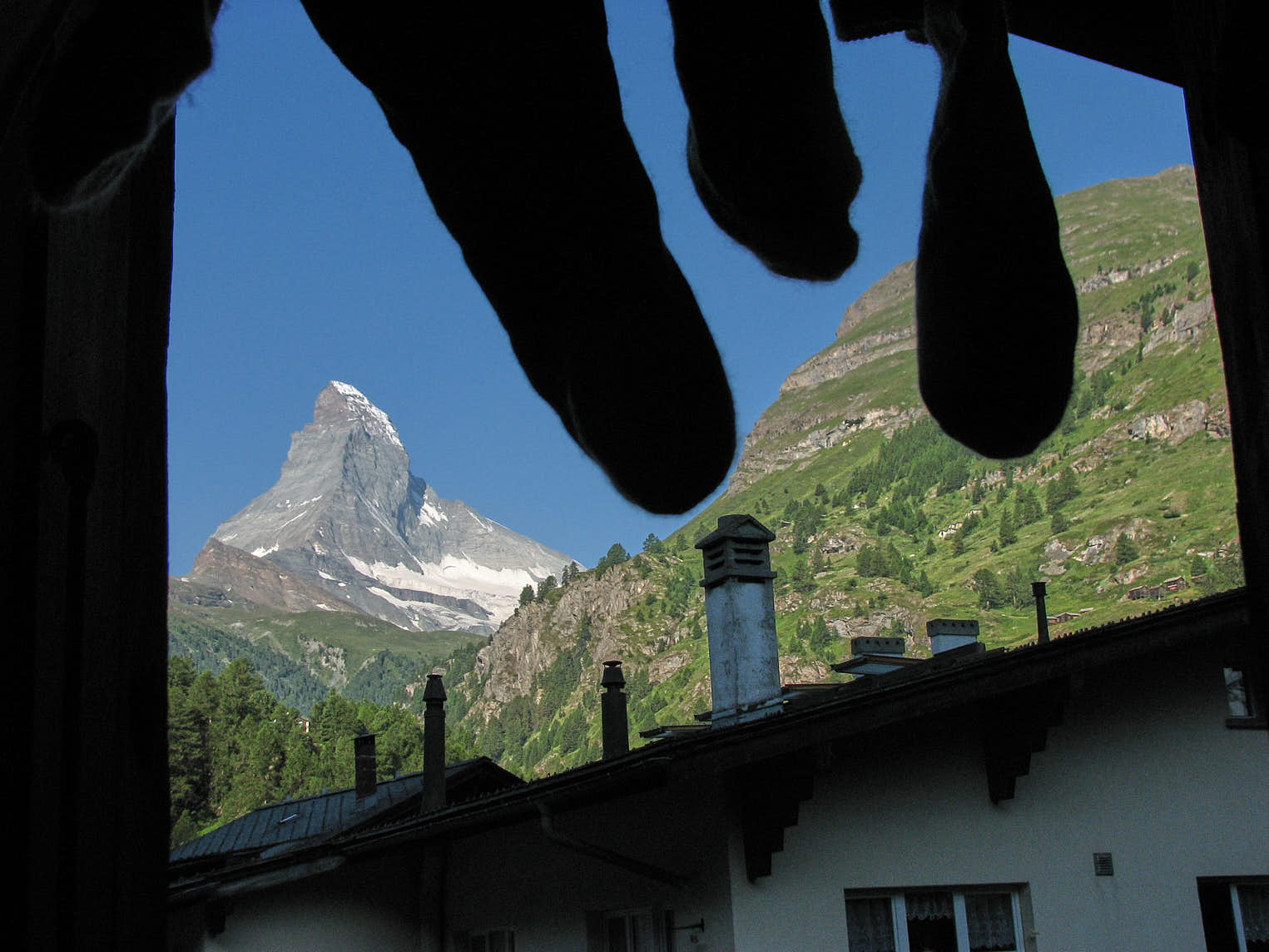 Matterhorn i klart väder med vandringssockar