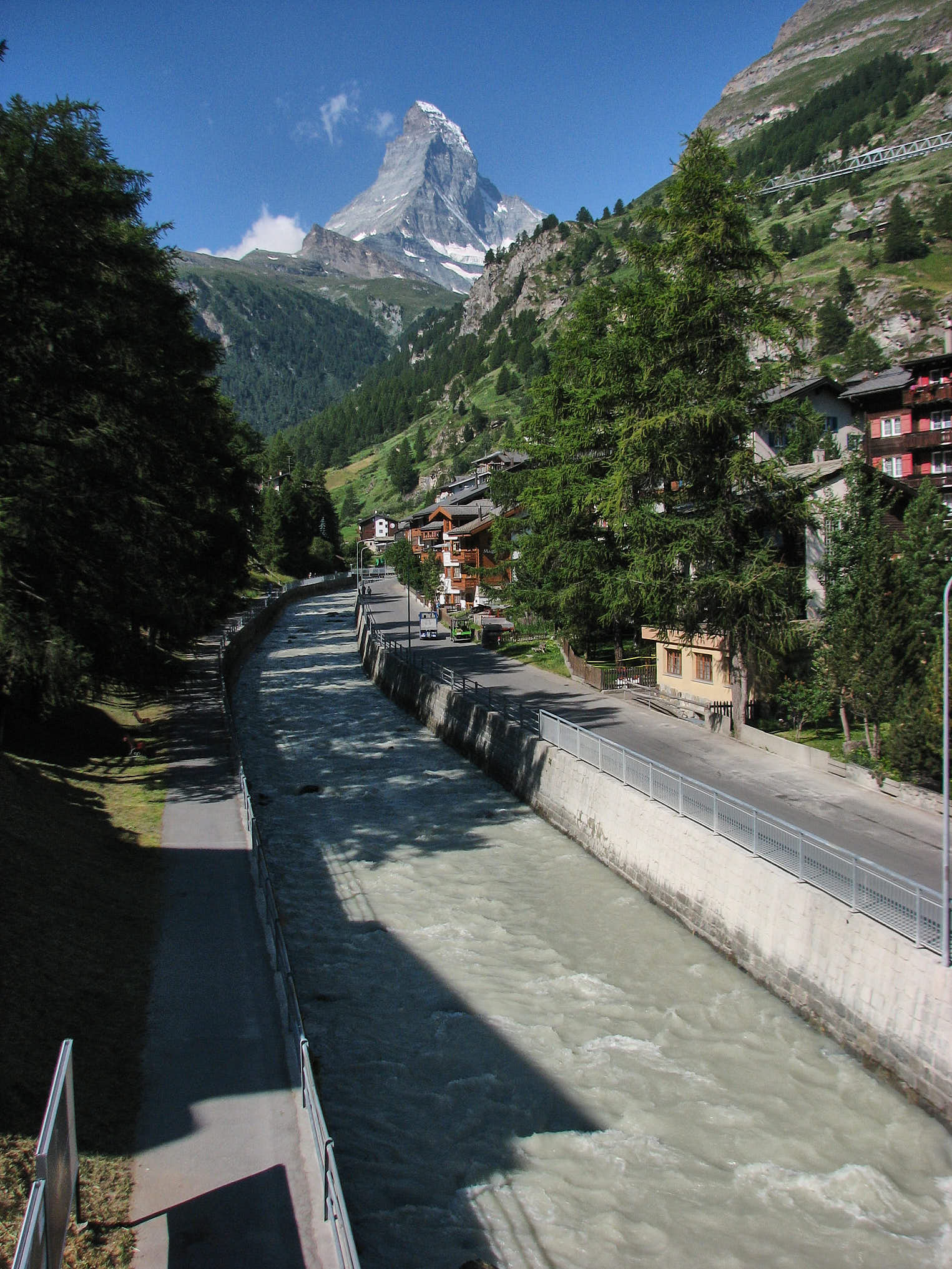 Klassisk vy i Zermatt med Matterhorn som tornar upp sig