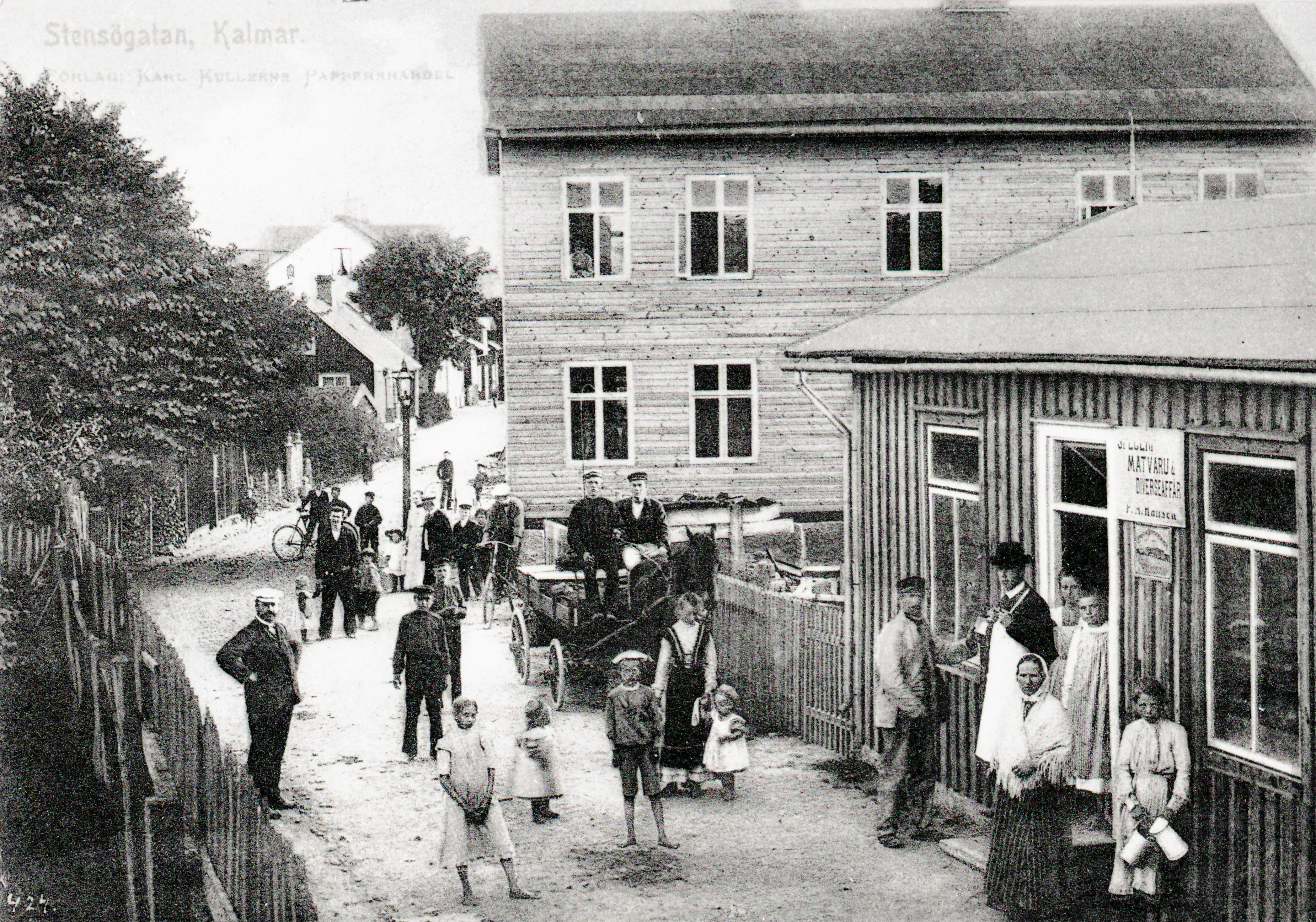 Gamla Stensögatan<br>Vykort från Karl Kullzéns Pappershandel
                    i Kalmar läns museums arkiv.